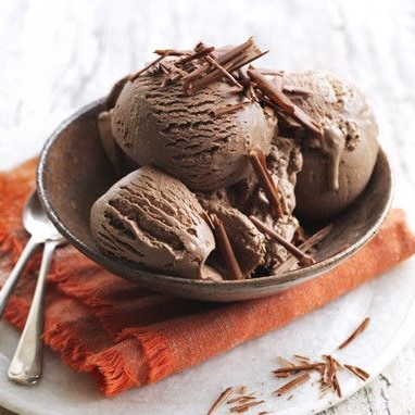 Kem sô-cô-la là món tráng miệng hấp dẫn, có vị đắng nhẹ của cacao và độ béo ngậy của kem sữa mát lạnh và sảng khoái