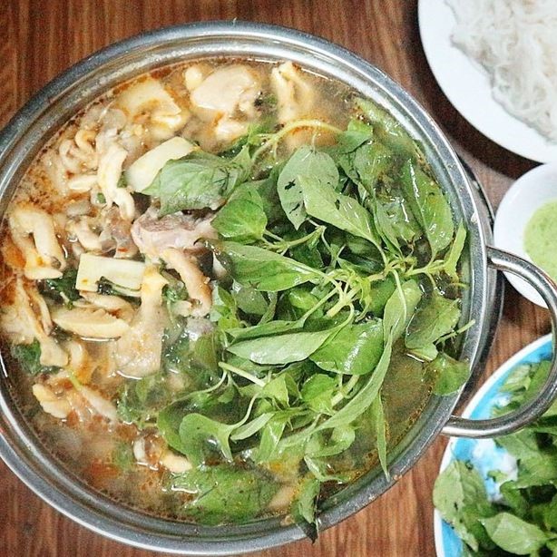 Lẩu gà lá é - món ăn đặc sản của vùng Nam Trung Bộ, ngọt thanh từ nước dùng, vị chua nhẹ của lá é