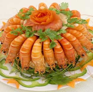 Tôm hấp nước dừa - hấp dẫn nhờ vị ngọt tự nhiên của tôm kết hợp với hương thơm béo ngậy của nước dừa