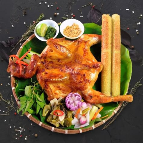 Gà nướng mật ong, cơm lam - thích hợp cho những bữa tiệc gia đình hoặc các dịp đặc biệt.